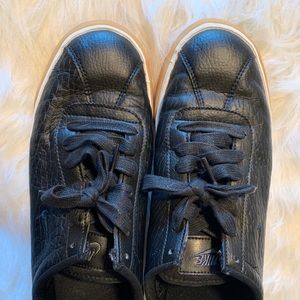 Nike Black Tennis Shoes